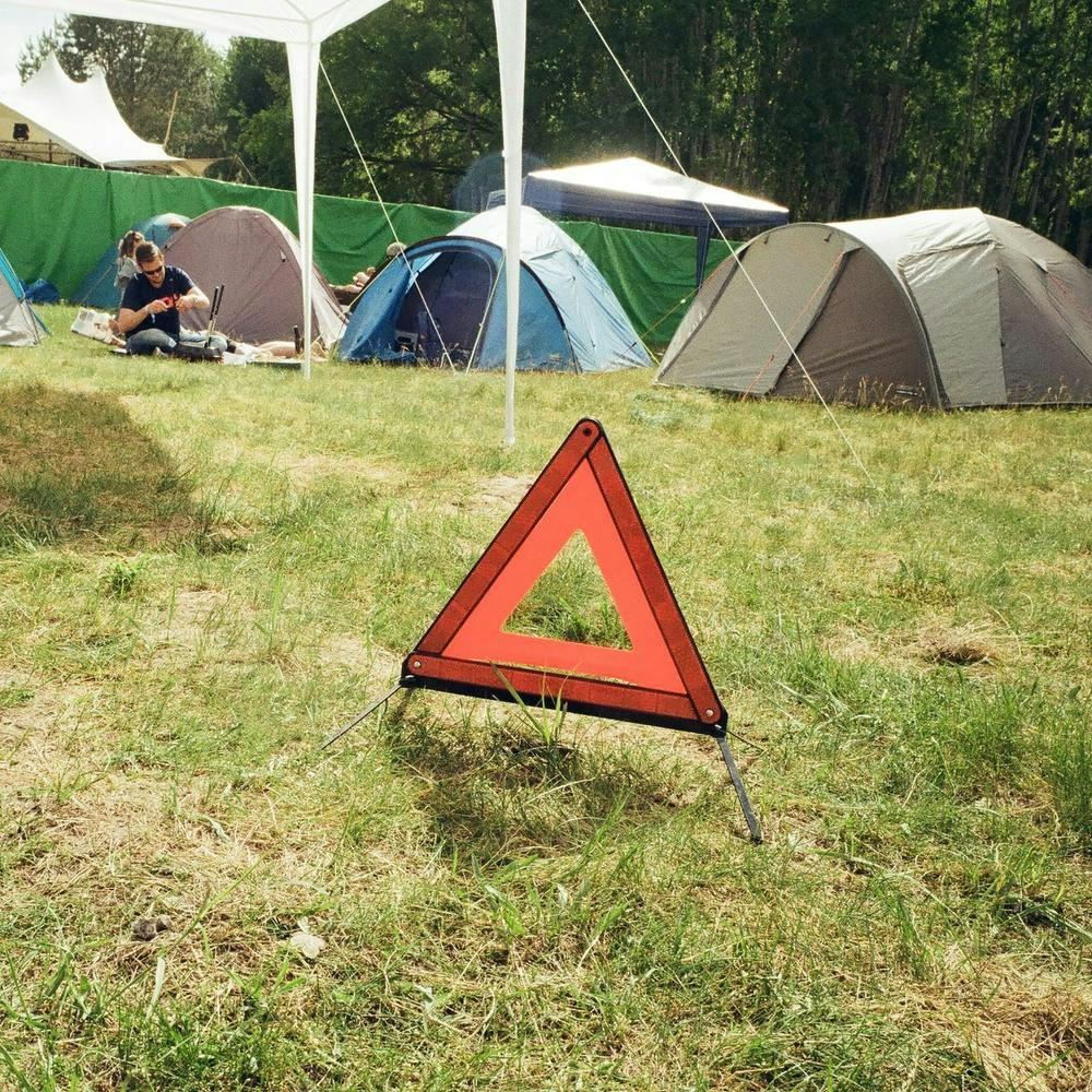 Warnschild auf Festivalfläche
