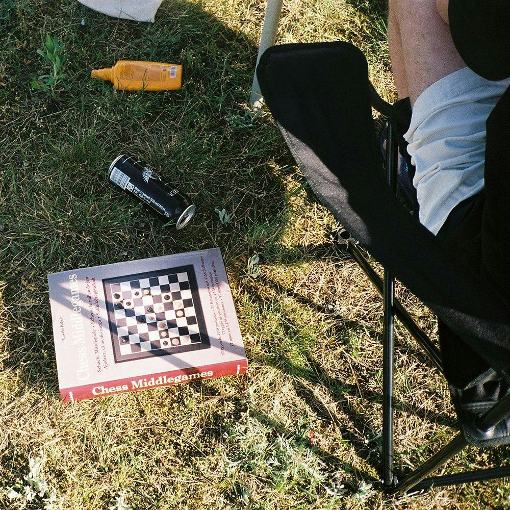 Schachspiel Karton auf Rasen der Campingfläche